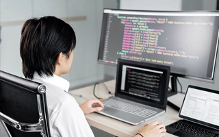 黔东 ,php声明和调用变量的符号是什么？